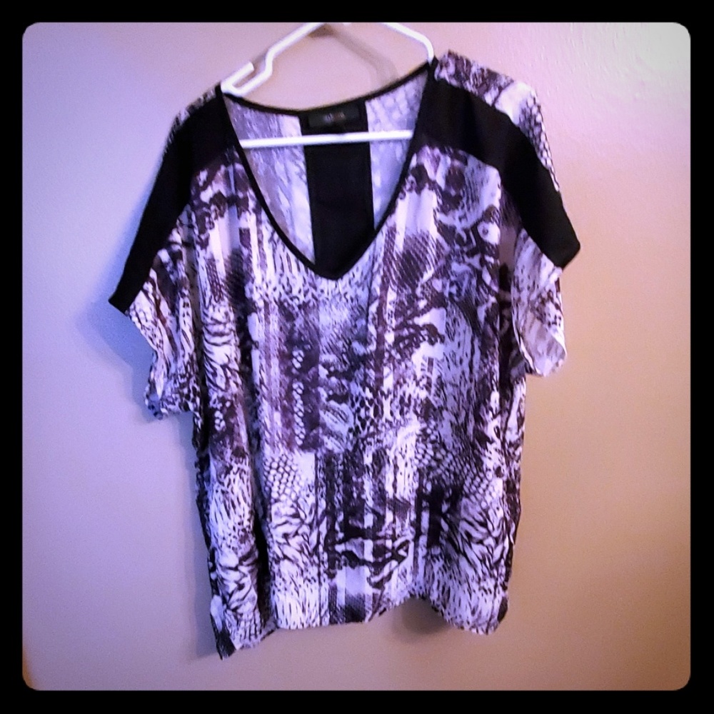 🎆Black and white patterned blouse🎆